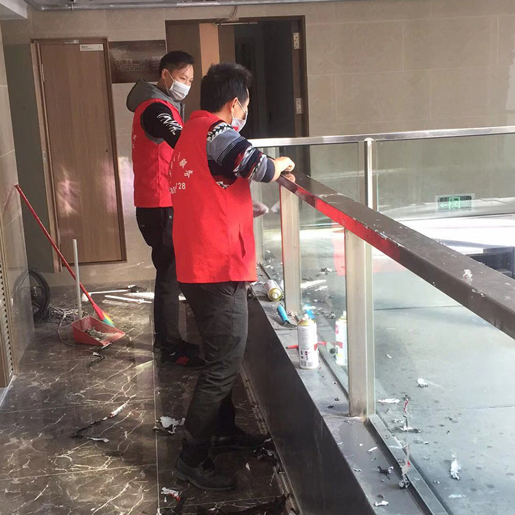 家庭灯具清洁