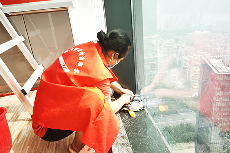 [保洁公司]深圳保洁公司擦玻璃的方法及优势