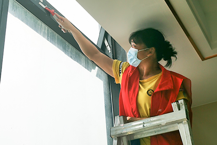 深圳保洁公司分享擦洗玻璃的好方法！