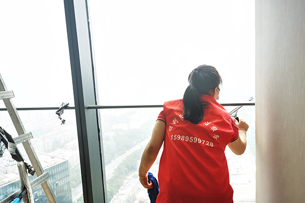 深圳清洁公司分享窗帘正确清洗的四个步骤