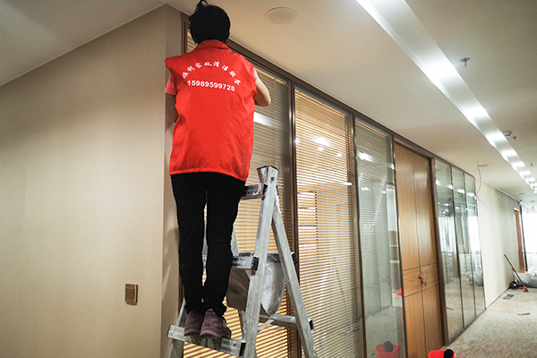 深圳清洁公司大型灯具清洁服务