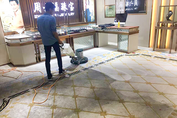 深圳清洁公司大型灯具清洁流程